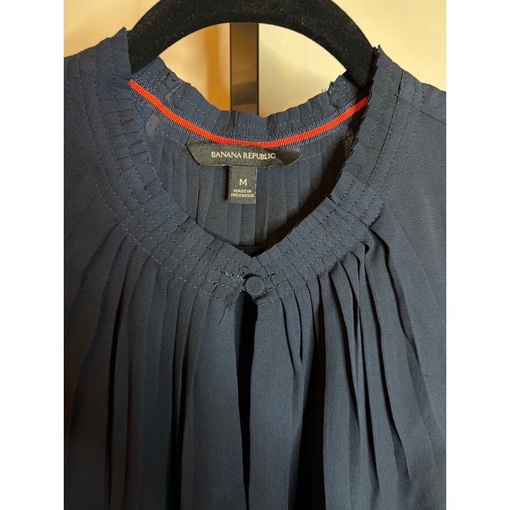 Banana Republic Navy Blue Sleeveless Smocked Neck Pleated Blouse Top Medium - Picture 1 of 3